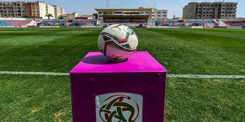 كرة قدم على أرضية الملعب مع شعار النادي