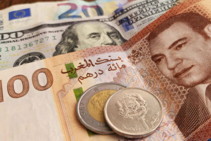 عملات ورقية ومعدنية متنوعة