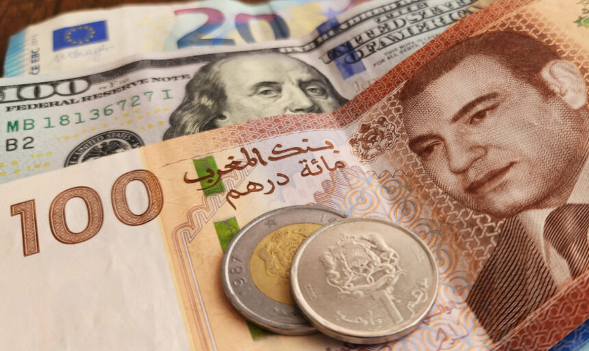 عملات ورقية ومعدنية متنوعة