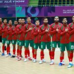 فريق كرة قدم داخل القاعة يقف متحدًا