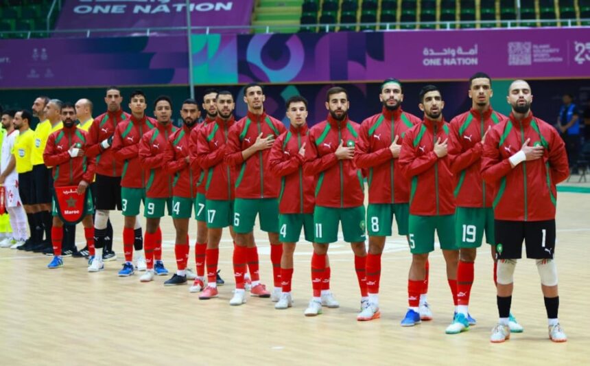 فريق كرة قدم داخل القاعة يقف متحدًا