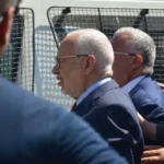 الغنوشي في حافلة ينظر إلى الأسفل