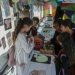 أطفال فلسطينيون يعبرون عن مشاعرهم بالرسم في غزة