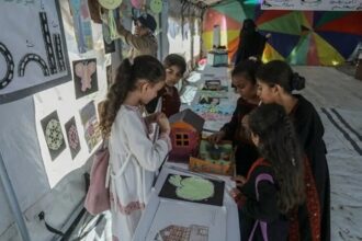 أطفال فلسطينيون يعبرون عن مشاعرهم بالرسم في غزة