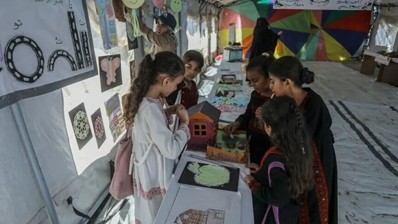 أطفال فلسطينيون يعبرون عن مشاعرهم بالرسم في غزة