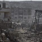 أطفال فلسطينيون في قبو يقومون بتسجيل برامج إعلامية.