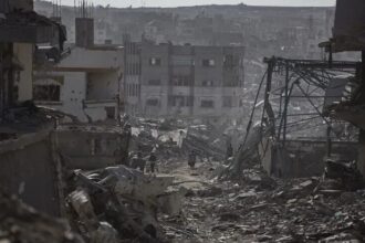 أطفال فلسطينيون في قبو يقومون بتسجيل برامج إعلامية.