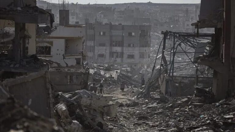 أطفال فلسطينيون في قبو يقومون بتسجيل برامج إعلامية.