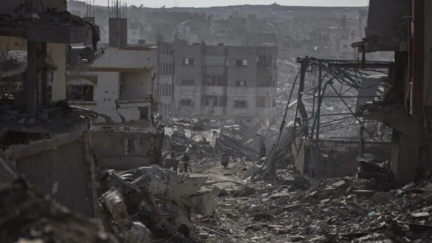 أطفال فلسطينيون في قبو يقومون بتسجيل برامج إعلامية.