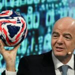 جياني إنفانتينو، رئيس الفيفا، يتحدث إلى الجمهور.