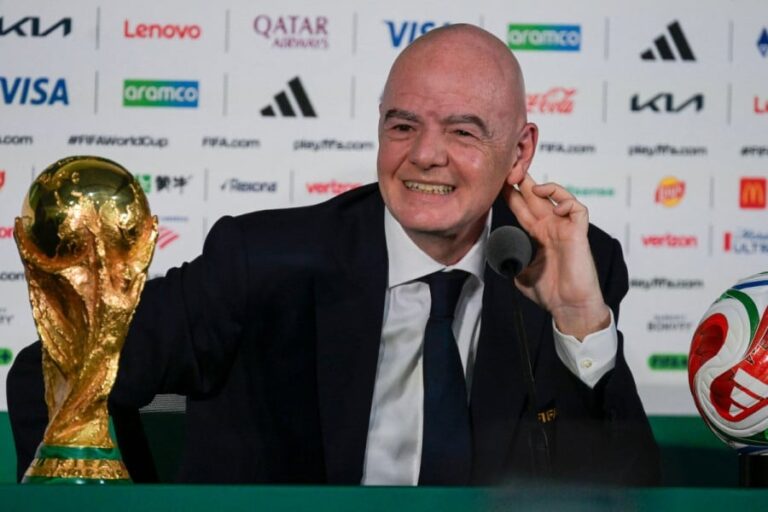 جياني إنفانتينو يتحدث في مؤتمر صحفي