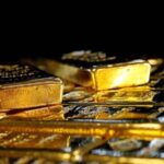أكوام من سبائك الذهب اللامعة
