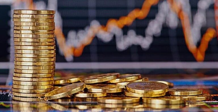 عملات ذهبية مكدسة بإحكام.