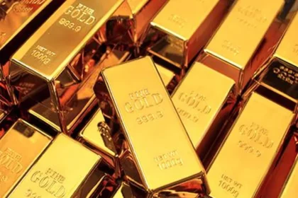 قطع ذهبية لامعة متراكمة فوق بعضها.