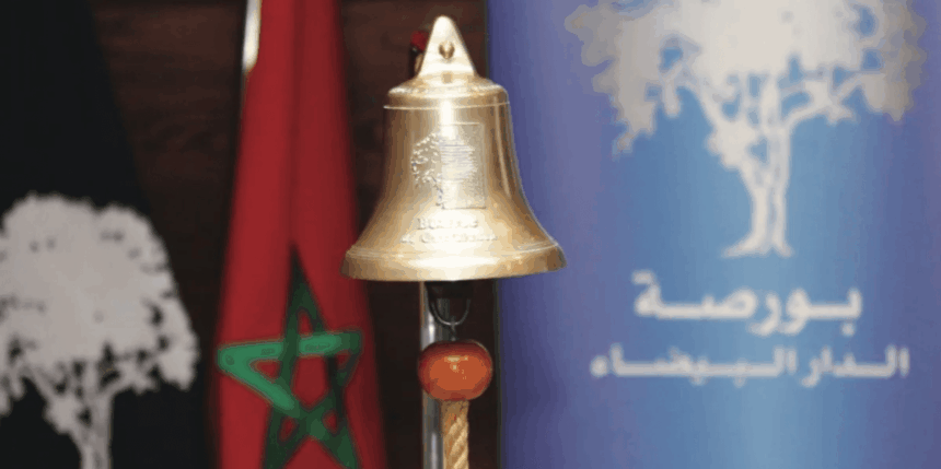 جرس ذهبي بشكل تفاحة بجانب العلم المغربي