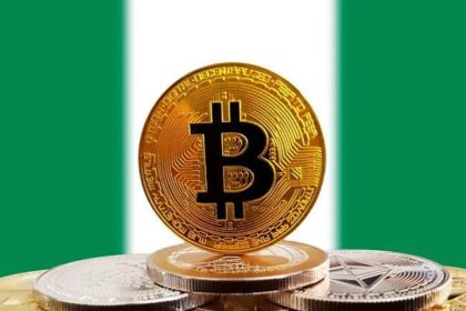عملة بيتكوين ذهبية مع علم نيجيريا.