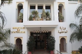 مبنى بواجهة معمارية يونانية وعلامتين على جانبه