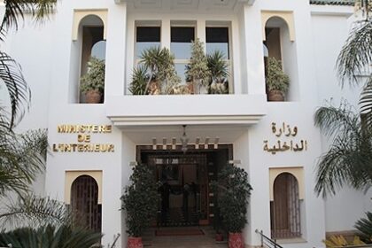 مبنى بواجهة معمارية يونانية وعلامتين على جانبه