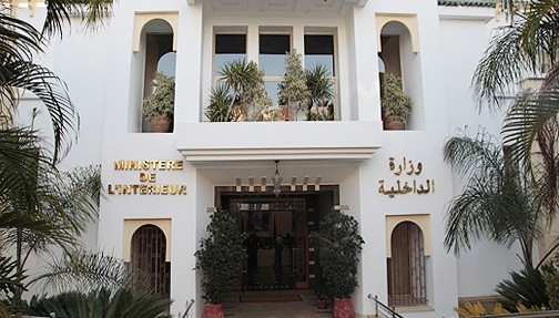 مبنى بواجهة معمارية يونانية وعلامتين على جانبه