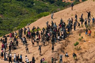 مجموعة من الأشخاص على تلة صخرية