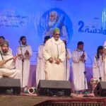 أشخاص يعزفون على آلات موسيقية متنوعة على خشبة المسرح