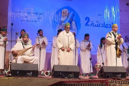 أشخاص يعزفون على آلات موسيقية متنوعة على خشبة المسرح