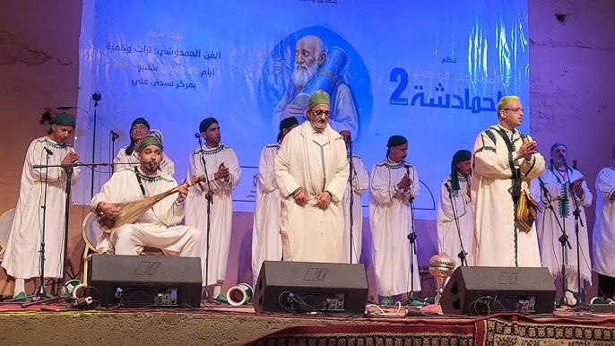 أشخاص يعزفون على آلات موسيقية متنوعة على خشبة المسرح
