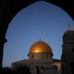 مبنى تاريخي يظهر جزءًا من مسجد وقوس.