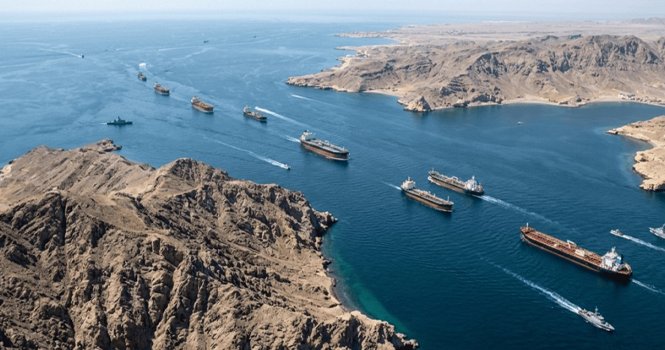 سفن تجارية تبحر في مضيق هرمز بين الجبال