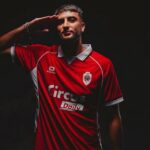 إبراهيم صلاح يبتسم مرتدياً قميص نادي أنتويرب.