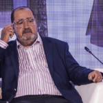 إدريس لشكر يتحدث أمام الميكروفون في ندوة صحفية
