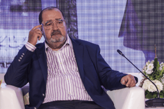 إدريس لشكر يتحدث أمام الميكروفون في ندوة صحفية