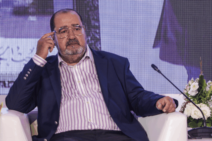 إدريس لشكر يتحدث أمام الميكروفون في ندوة صحفية