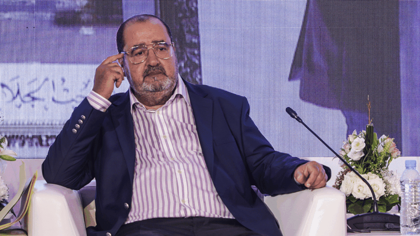 إدريس لشكر يتحدث أمام الميكروفون في ندوة صحفية