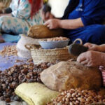 مجموعة من النساء يعرضن منتجات فلاحية محلية.