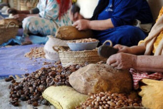 مجموعة من النساء يعرضن منتجات فلاحية محلية.