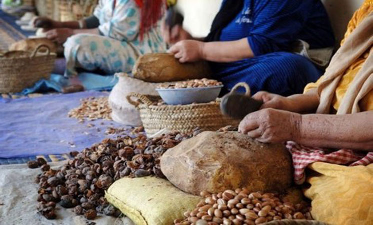 مجموعة من النساء يعرضن منتجات فلاحية محلية.