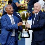 جياني إنفانتينو وباتريس موتسيبي يحملان الكأس.