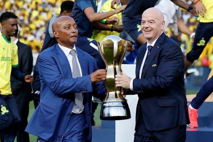 جياني إنفانتينو وباتريس موتسيبي يحملان الكأس.