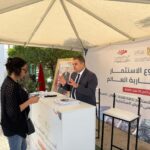 شخص يتحدث مع امرأة داخل خيمة