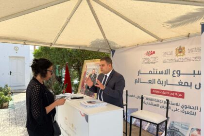 شخص يتحدث مع امرأة داخل خيمة