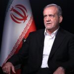 الرئيس الإيراني مسعود بزشكيان يتحدث في مناسبة رسمية.