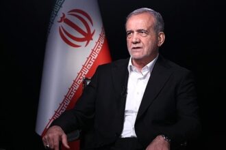 الرئيس الإيراني مسعود بزشكيان يتحدث في مناسبة رسمية.