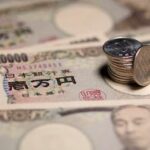 أوراق نقدية يابانية وعملات معدنية