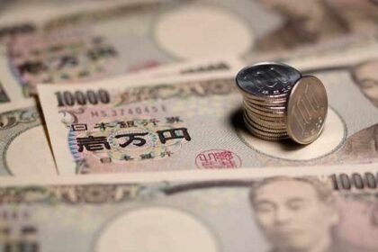 أوراق نقدية يابانية وعملات معدنية