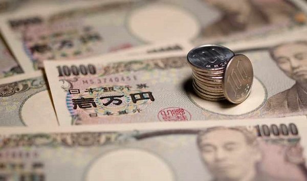 أوراق نقدية يابانية وعملات معدنية