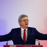 جان لوك ميلونشون يلقي خطابًا من على منصة