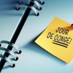 مذكرة صفراء عليها عبارة "jour de congé"