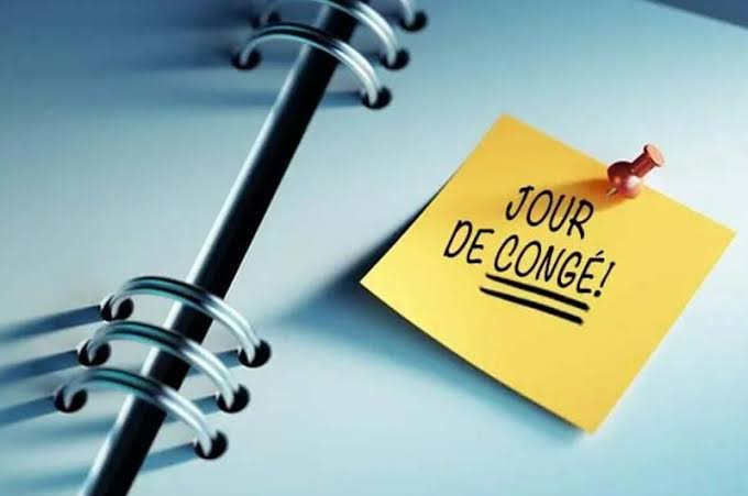 مذكرة صفراء عليها عبارة "jour de congé"