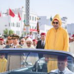 الملك محمد السادس يستعرض حرس الشرف في حفل الولاء.